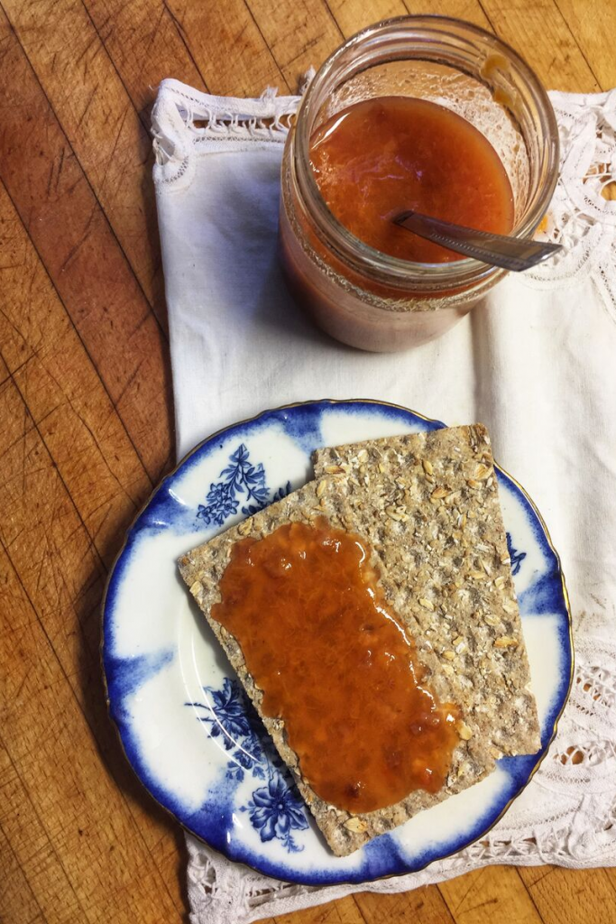 Tostas de pan de fibra y sesamo con mermelada de ciruela saludable