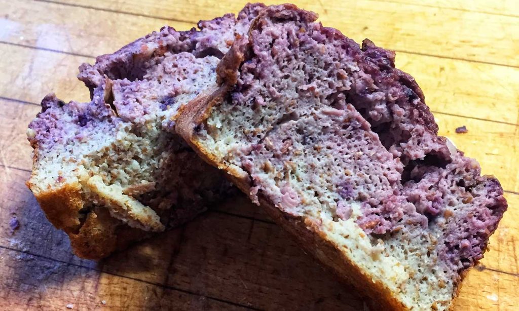 bizcocho de frutos rojos saludable cortado