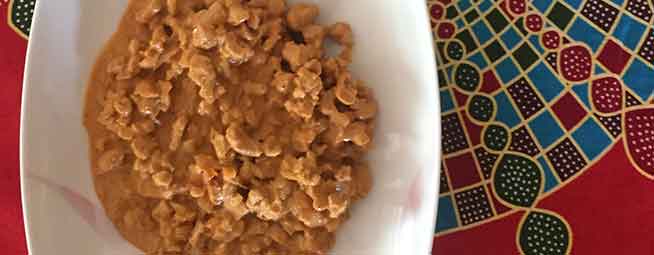 Soja texturizada al curry saludable, salsa de curry vegana.