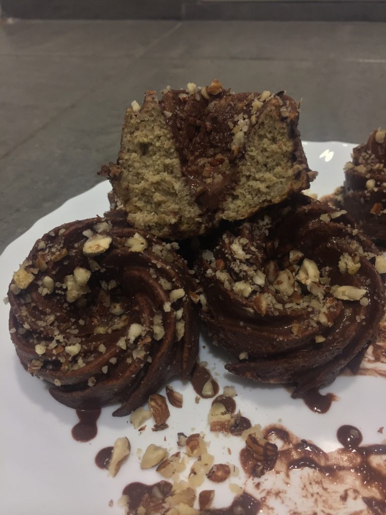 Bizcochitos de chocolate cubiertos de avellanas