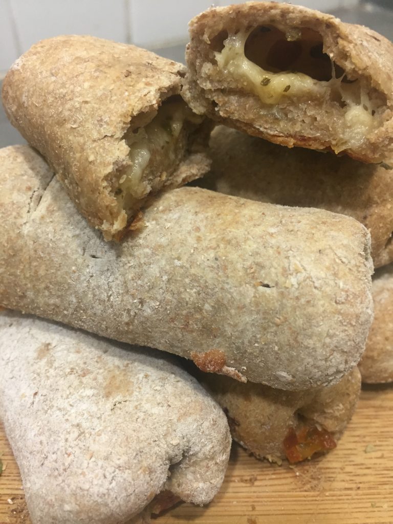 tequeños integrales caseros abiertos rellenos de queso