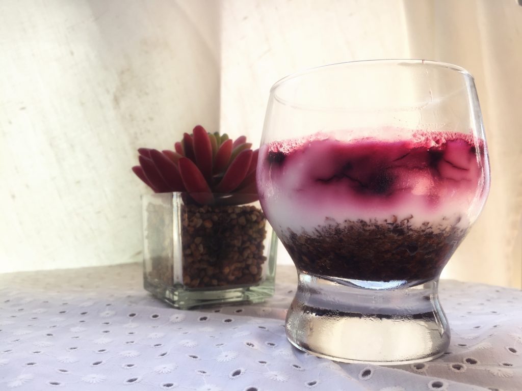 postres en vasito , vasito de granola con yogur y mermelada de cerezas
