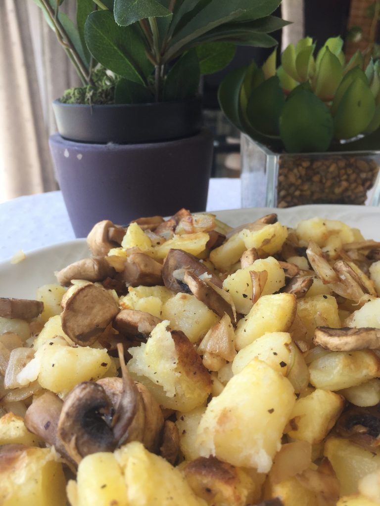 patatas con champiñones cocinadas al ajillo
