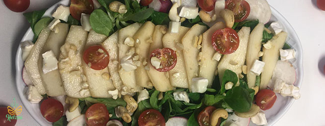 Ensalada de pera con queso de cabra saludable