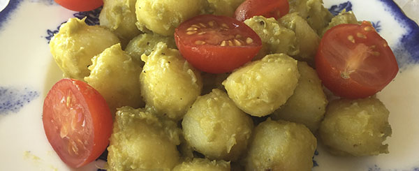 Pesto de guisantes con gnocchis y cherries