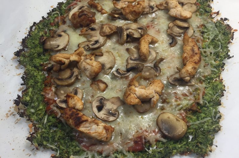 Pizza saludable con base de brócoli