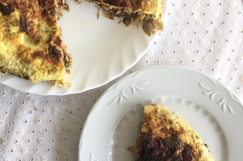 Tortilla de alcachofas y cebolla
