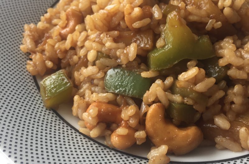 Arroz frito saludable con piña vegano