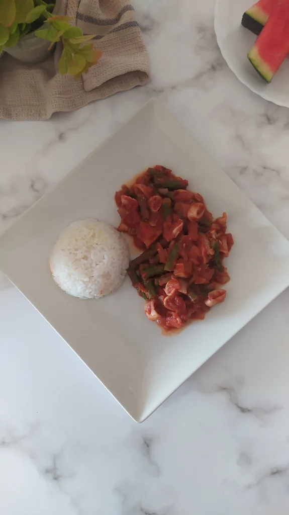 calamares encebollados con tomate