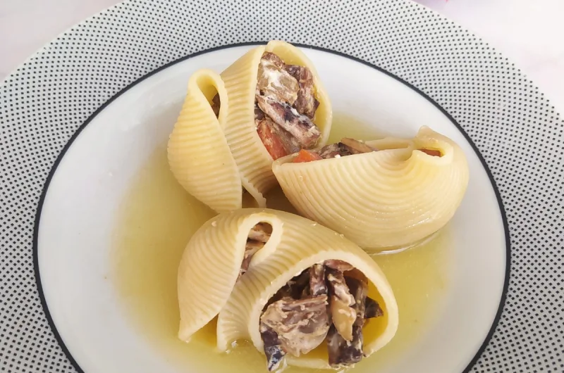 Sopa de galets rellenos de verduras