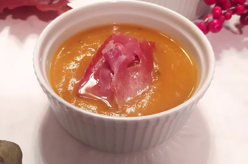 Crema de calabaza  y manzana con crujiente de jamón