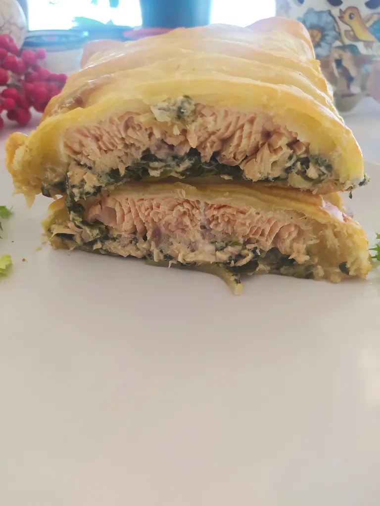 entrante de salmón fresco y espinacas